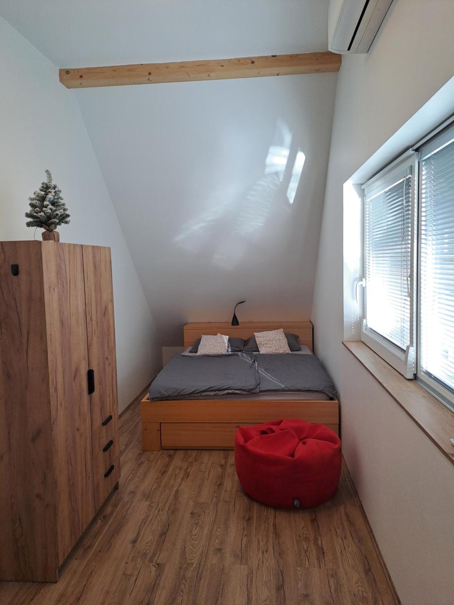 Bella Apartment Zirovnica Bagian luar foto